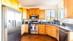 Refrigerador, microondas, horno y parrilla de estufa 