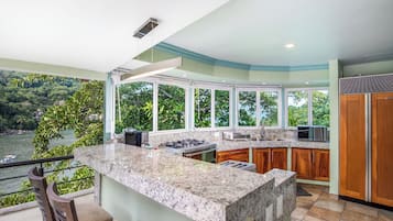Apartment, 3 Bedrooms, Balcony, Garden View | Private kitchen