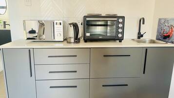 Room, 6 Bedrooms, Smoking, Garden View | Interior