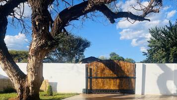 Room, 6 Bedrooms, Smoking, Garden View | Property entrance