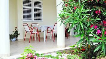 شقة - غرفتا نوم - تجهيزات لذوي الاحتياجات الخاصة - للمدخنين | شرفة/رواق