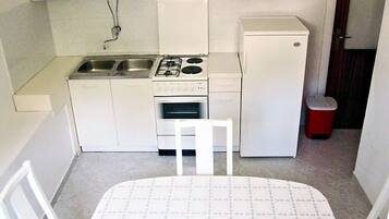 Apartment, 2 Bedrooms, Accessible, Smoking | Private kitchen
