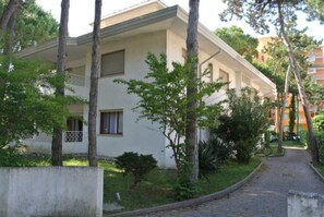 Apartment, 1 Bedroom, Balcony, Garden View | Bahagian luar