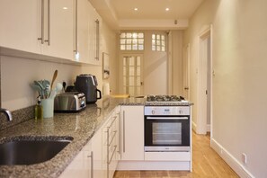 2 bedrooms - The West Kensington Hideout - Cozy 2bdr Flat With Garden (London)