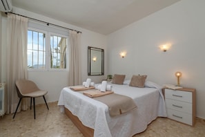 3 habitaciones, tabla de planchar con plancha, wifi y ropa de cama