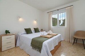 3 bedrooms, iron/ironing board, WiFi, bed sheets