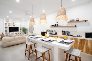 Villa básica | Cocina privada | Refrigerador, microondas, parrilla de estufa y tetera eléctrica