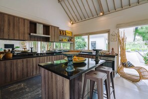 Villa Basic | Eget kök | Kylskåp, mikrovågsugn, ugn och spishäll