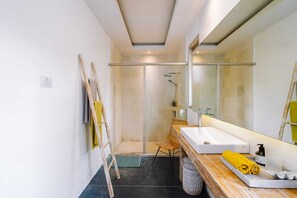 Villa de base | Salle de bain | Douche, articles de toilette (gratuits), séchoir à cheveux
