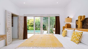 Un dormitorio amplio con una cama grande, vistas a una piscina y una puerta corrediza de vidrio que da a un espacio al aire libre.