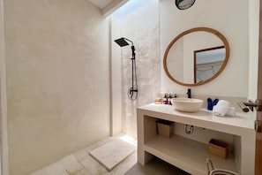 Basic Villa | Bathroom | Shower, free toiletries, hair dryer, towels
