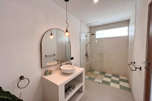 Vila básica | Banheiro | Chuveiro, produtos de toalete grátis, secador de cabelo 