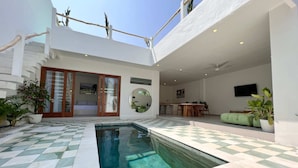 A modern house with a swimming pool, a staircase, and a dining area. - Villa Soleil (Canggu)
