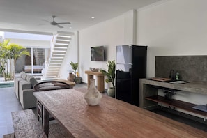 Villa básica | Cocina privada | Refrigerador, microondas, parrilla de estufa y tetera eléctrica