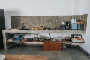 Basic Villa | Private kitchen | Fridge, microwave, stovetop, electric kettle - Villa Mood (Canggu)