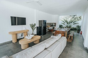 Villa Basic | Vardagsrum | 50-tums smart-tv med digitalkanaler och streamingtjänster