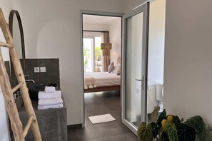 Villa básica | 2 dormitorios, caja fuerte, espacio para trabajar con un portátil