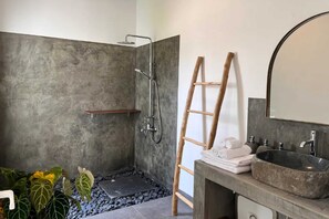 Basic Villa | Bathroom | Shower, free toiletries, hair dryer, towels - Villa Mood (Canggu)