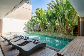 Villa básica | Alberca | Alberca al aire libre 