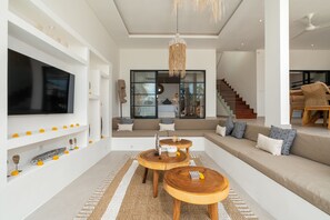 Villa básica | Área de sala de estar | Smart TV de 50 pulgadas con canales digitales y servicios de streaming 