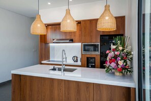 Basic Villa | Private kitchen | Fridge, microwave, stovetop, toaster - Villa Palm (Ubud)