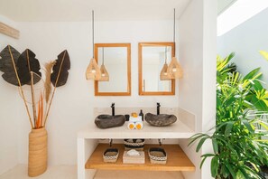 Basic Villa | Bathroom | Shower, hair dryer, towels, soap - Villa Upendo (Munggu)