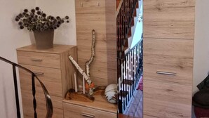 A wooden wardrobe with a mirror, a small plant, and decorative items. - Gemütliche Dachgeschosswohnung bei Tutzing am Starnberger See (Tutzing)