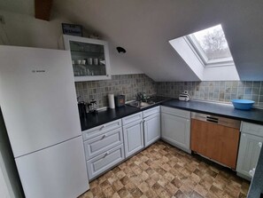Fridge, microwave, oven, stovetop - Gemütliche Dachgeschosswohnung bei Tutzing am Starnberger See (Tutzing)