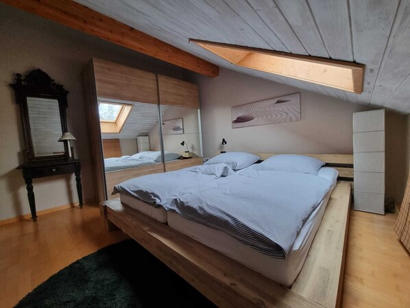 1 bedroom, free WiFi, bed sheets - Gemütliche Dachgeschosswohnung bei Tutzing am Starnberger See (Tutzing)