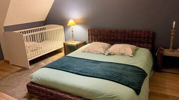 3 Schlafzimmer, Reisekinderbett, kostenloses WLAN, Bettwäsche
