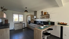 Fridge, microwave, oven, stovetop - Le Cottage du Bord de la Lys à 20 min de Lille (Frelinghien)