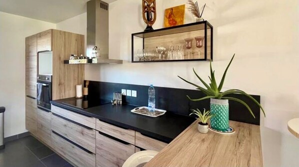 Fridge, microwave, oven, stovetop - Le Cottage du Bord de la Lys à 20 min de Lille (Frelinghien)