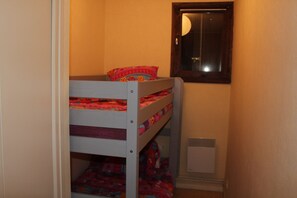 2 dormitorios, tabla de planchar con plancha, ropa de cama