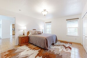 3 bedrooms, internet, bed sheets - Perfectly located home with mountain views, gas fireplace, patio, & streaming (Pocatello)