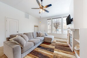 TV, fireplace - Perfectly located home with mountain views, gas fireplace, patio, & streaming (Pocatello)