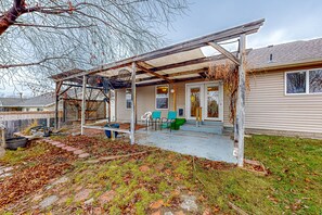 Exterior - Perfectly located home with mountain views, gas fireplace, patio, & streaming (Pocatello)