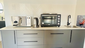 Room, 6 Bedrooms, Smoking, Garden View | Bahagian dalam