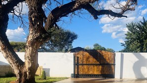 Habitación, 6 habitaciones, para fumadores, vista al jardín | Entrada de la propiedad
