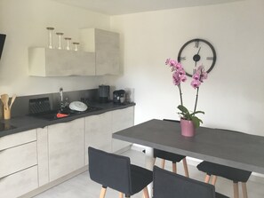 Microwave, oven, stovetop, dishwasher - Location Maison Toute Rénovée à Lannion Côte du Granit Rose (Lannion)