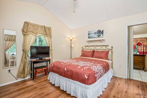 3 habitaciones y tabla de planchar con plancha