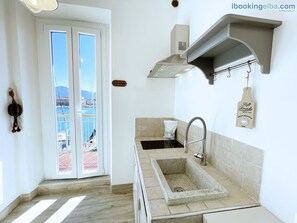 冰箱、微波炉、炉灶、厨具/餐具