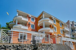 Front of property - Apartments Relax (Petrovac)