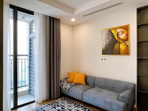 Appartamento Business, vista città | Area soggiorno | TV a schermo piatto, caminetto