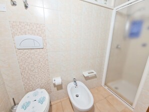 Dusche, Haartrockner, Bidet, Handtücher
