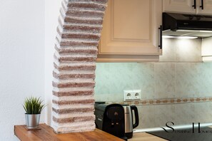 Kylskåp, mikrovågsugn, ugn och kaffe- och tebryggare