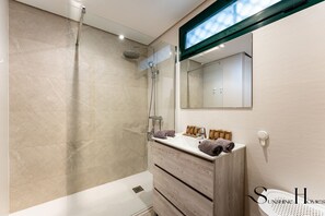 Shower, hair dryer, towels