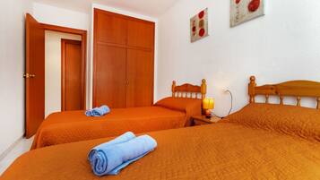 3 slaapkamers, een bureau, een strijkplank/strijkijzer, wifi