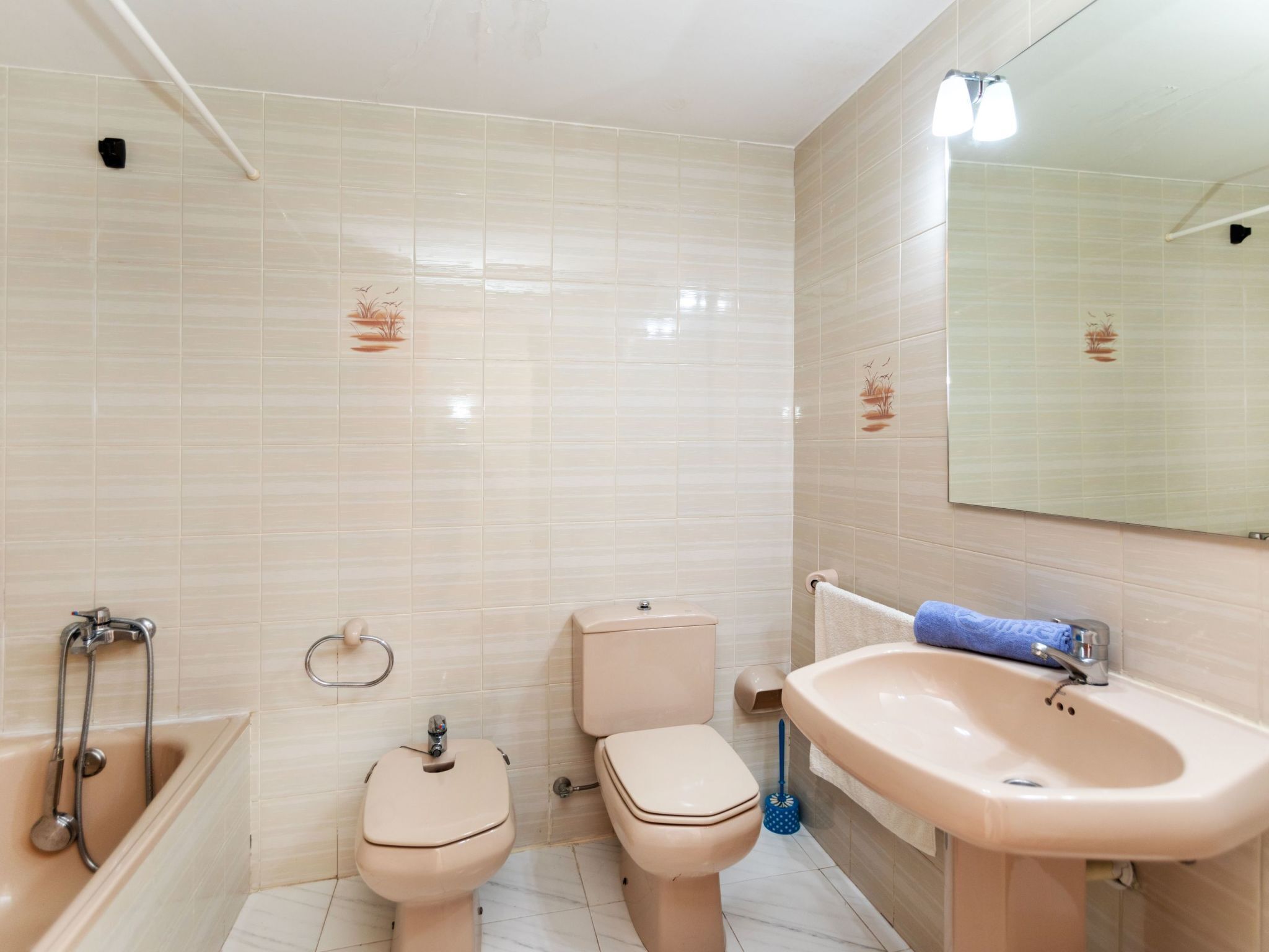 Een haardroger, handdoeken