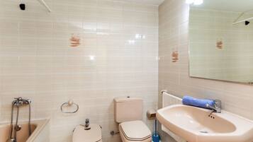 Een haardroger, handdoeken