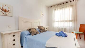 3 slaapkamers, een bureau, een strijkplank/strijkijzer, wifi